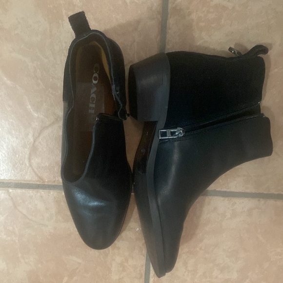 The boots are made of leather with suede on the back - Picture 5 of 5